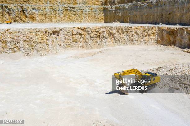 loader in a stone quarry - mina de superficie fotografías e imágenes de stock