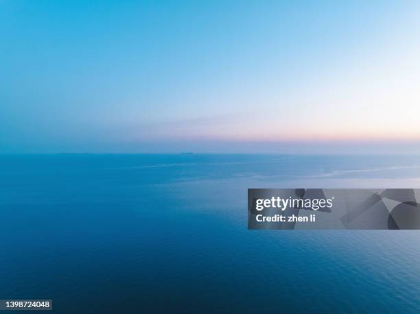 aerial view of sea at sunrise - linha do horizonte sobre água - fotografias e filmes do acervo