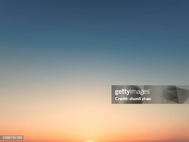 the gradient of the sky at sunset - ciel bleu soleil photos et images de collection