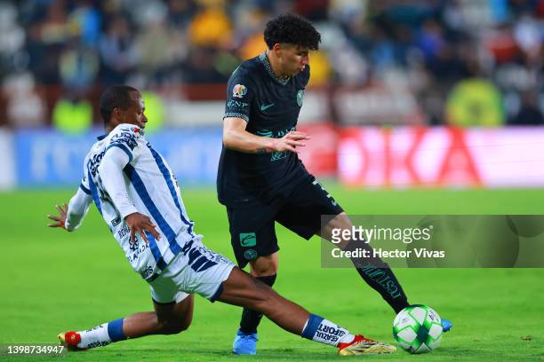 Romario Ibarra of Pachuca fights for the ball with Jorge Sanchez of America during the semifinal second leg match between Pachuca and America as part...