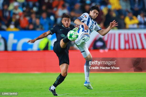 Jonathan Dos Santos of America fights for the ball with Nicolas Ibañez of Pachuca during the semifinal second leg match between Pachuca and America...