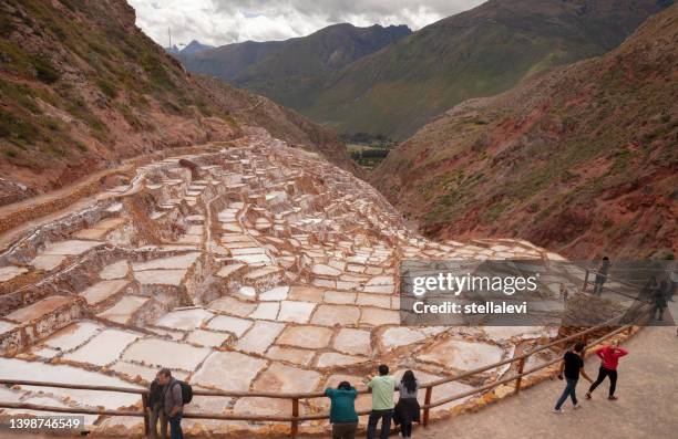 maras salt mines and terraces, sacred valley,  peru - zoutmijn stockfoto's en -beelden