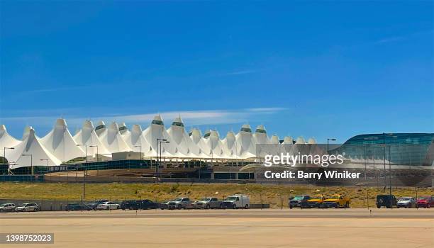 tents at denver international airport below blue sky - dia stockfoto's en -beelden