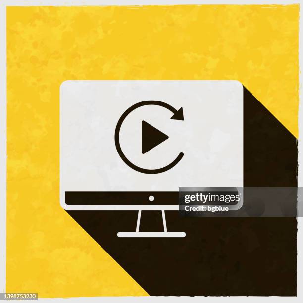 ilustraciones, imágenes clip art, dibujos animados e iconos de stock de reproducción en computadora de escritorio. icono con sombra larga sobre fondo amarillo texturizado - replay