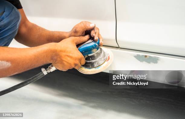 alisado mecánico del panel basculante del automóvil con lijadora antes de pintar - abollado fotografías e imágenes de stock