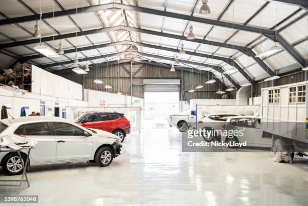 innenraum des automotive service centers - empty showroom stock-fotos und bilder