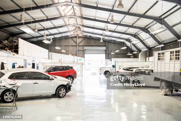 interior of automotive service center - car maintenance stockfoto's en -beelden