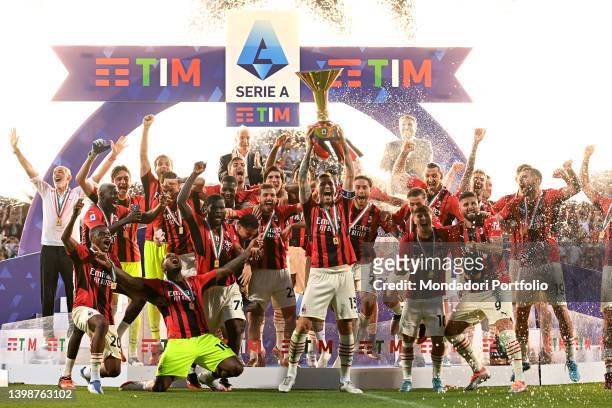 Milan players celebrate with the trophy at the end of the Serie A football match between US Sassuolo and AC Milan at Citta del Tricolore stadium in...