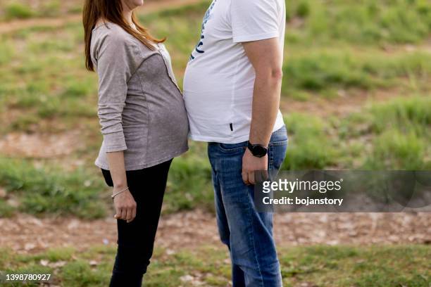 pregnancy - man and woman holding hands profile stockfoto's en -beelden