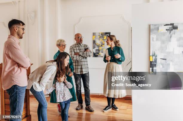 día de apertura de la galería - inauguración-de-galería fotografías e imágenes de stock