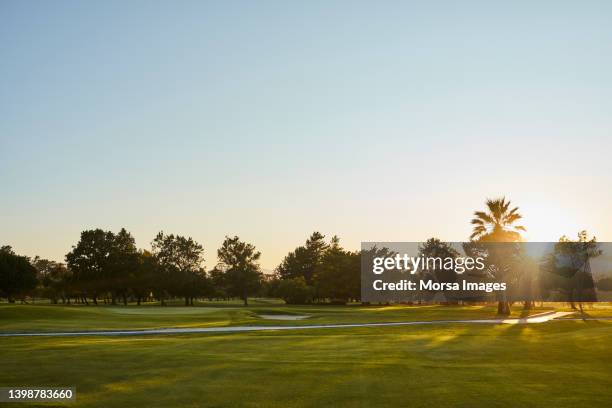 golf course against sky during sunny day - campo golf fotografías e imágenes de stock