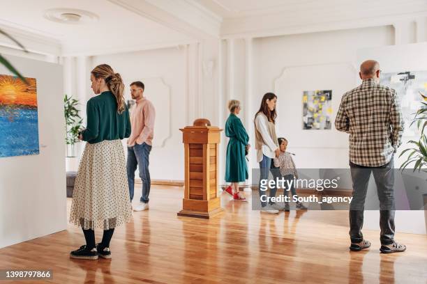 people in art gallery - adult entertainment expo stockfoto's en -beelden