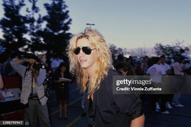 American guitarist and songwriter Duff McKagan attend the 1989 MTV Video Music Awards, held at the Universal Amphitheatre in Los Angeles, California,...