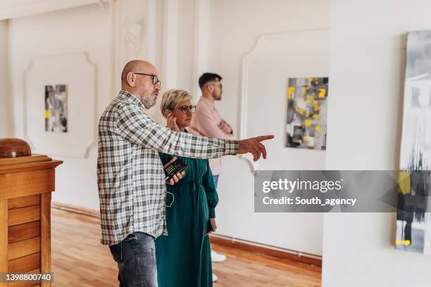 pareja en galería de arte - inauguración-de-galería fotografías e imágenes de stock