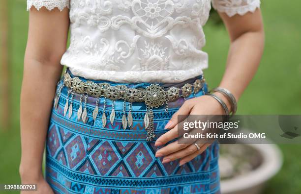 woman in traditional cloth with silver accessories - sarong imagens e fotografias de stock