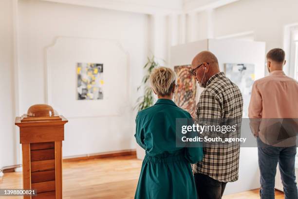 couple in art gallery - couple art gallery stock pictures, royalty-free photos & images