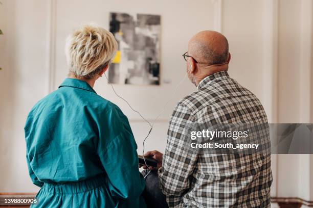 couple in art gallery - museum stockfoto's en -beelden