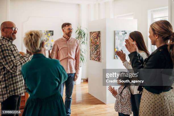 people applauding at artist - art gallery opening stock pictures, royalty-free photos & images