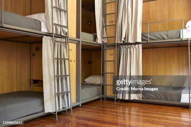 bunkbeds in hostel room - litera fotografías e imágenes de stock