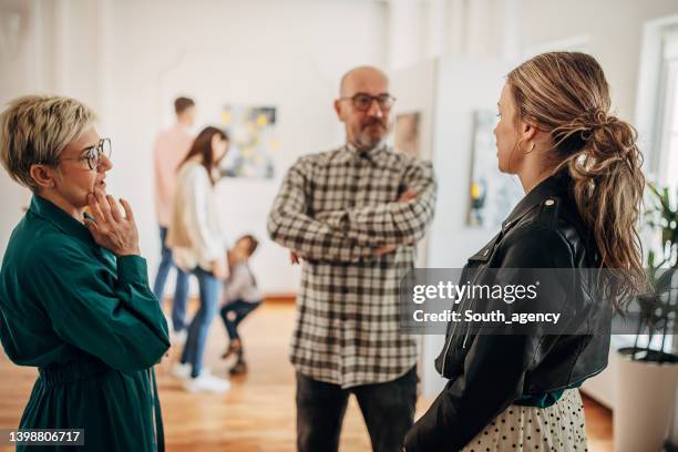 personas en la galería de arte - inauguración-de-galería fotografías e imágenes de stock