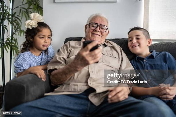 grandfather with grandchildren using mobile phone at home - animated animation stockfoto's en -beelden