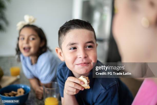 kids having breakfast with mother at home - cute mexican girl 個照片及圖片檔