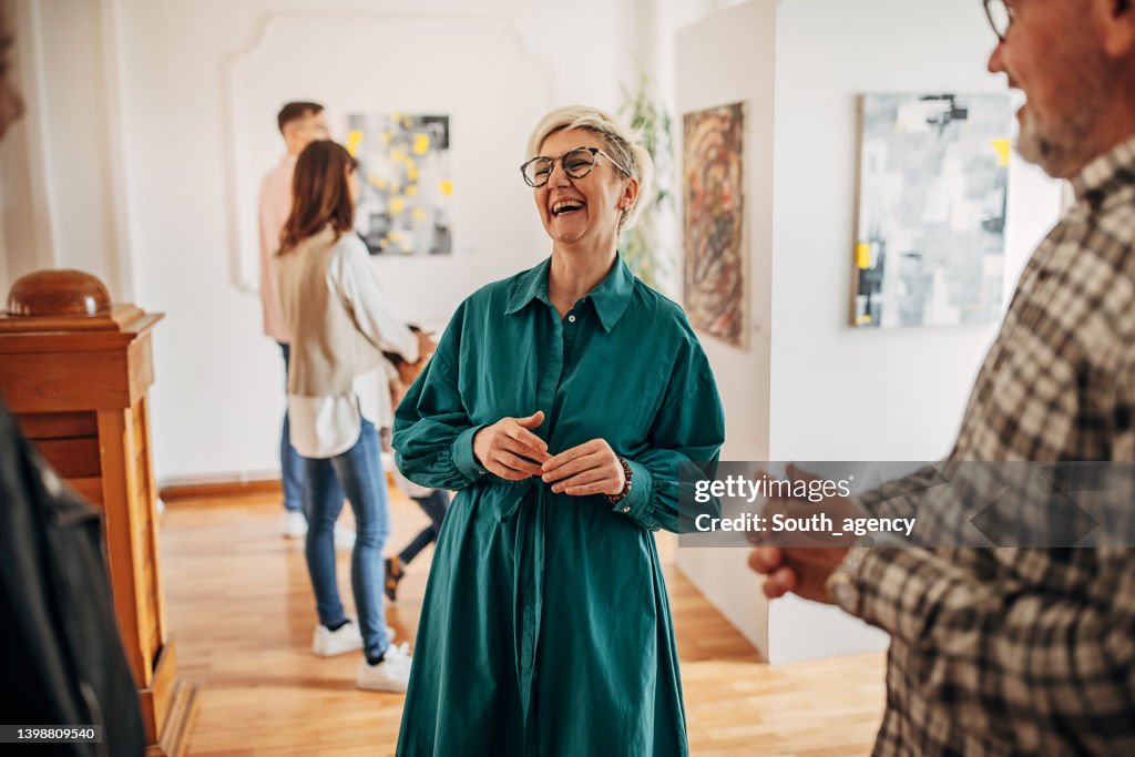 People discussing art