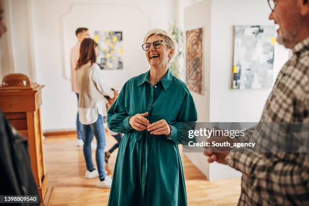 people discussing art - gallery opening imagens e fotografias de stock