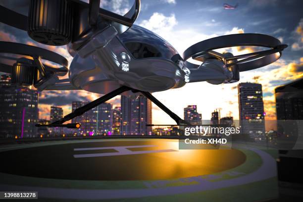 evtol prêt à atterrir sur le tarmac du toit - hélicoptère ville photos et images de collection