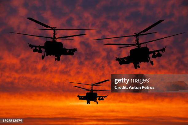 military helicopter against the background of the sunset sky - marine imagens e fotografias de stock