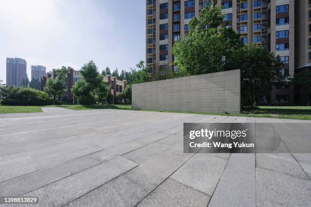 open space in front of residential building - unbebautes grundstück stock-fotos und bilder