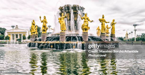 vdnkh, the friendship of nations fountain - friendship of nations fountain stock-fotos und bilder