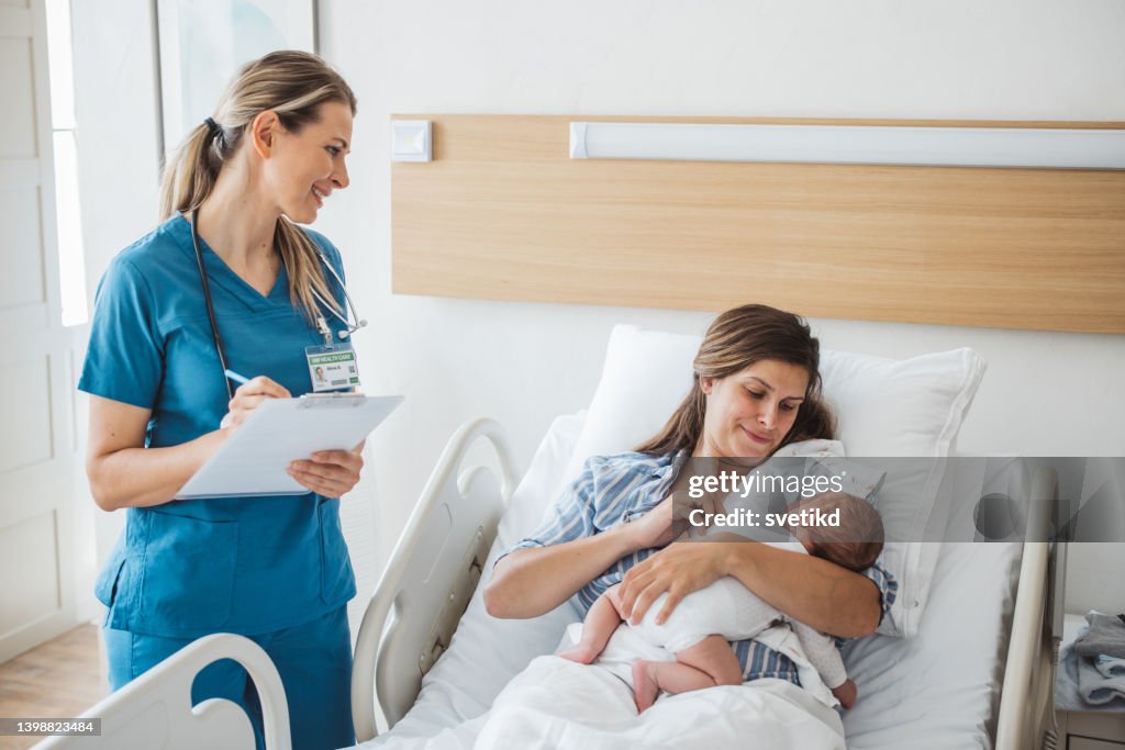 Nouveau-né avec sa mère à l’hôpital