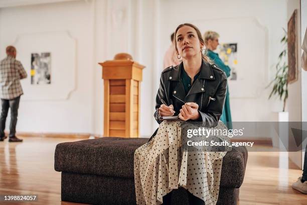 woman in art gallery - critics stock pictures, royalty-free photos & images