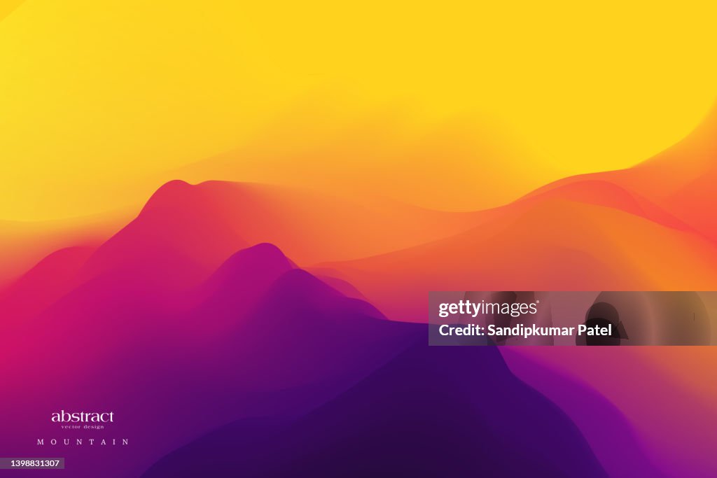 Berglandschaft mit Morgendämmerung. Sonnenuntergang. Bergiges Gelände.