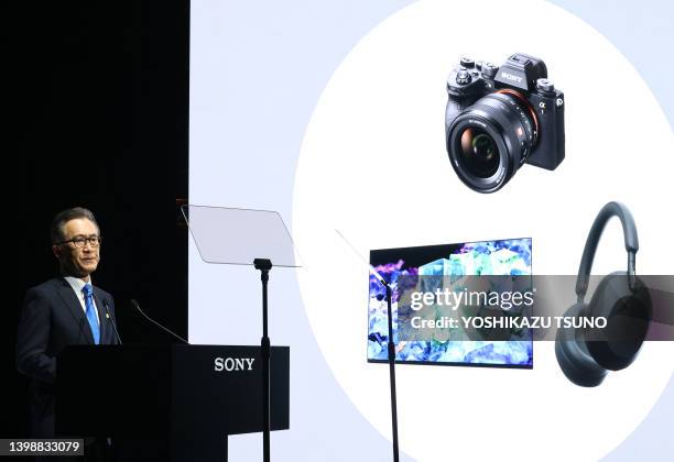 Le président du géant japonais de l'électronique Sony, Kenichiro Yoshida, annonce la stratégie commerciale de l'entreprise au siège de Sony à Tokyo...