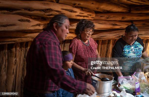 familia que ofrece una cena tradicional de tacos navajo a los invitados dentro de su hogan - chili woman fotografías e imágenes de stock