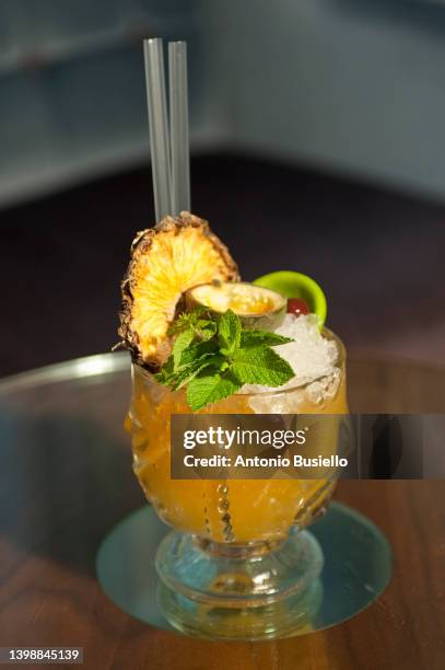 yellow cocktail with dry pineapple and mint - mai tai stock-fotos und bilder