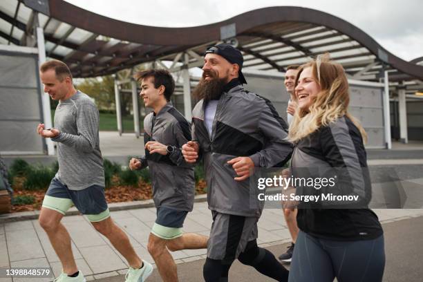 happy joggers - camel active stockfoto's en -beelden