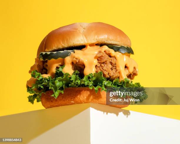 fried chicken sandwich - gefrituurde kip stockfoto's en -beelden