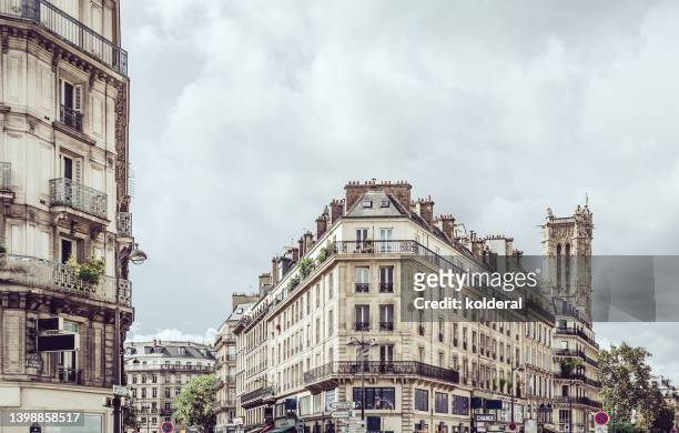 classic parisian apartment buildings - paris balcony stock pictures, royalty-free photos & images