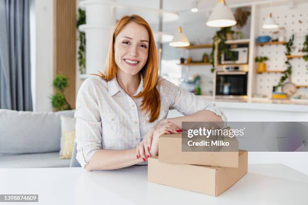 retrato de una joven bella mujer en casa - packaging fotografías e imágenes de stock