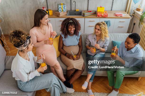 ensemble de douche de bébé diverses femmes - entourer photos et images de collection