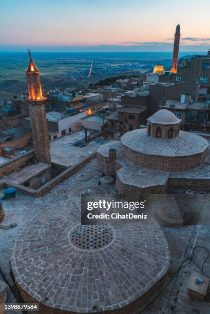 gün batımında mardin şehir manzarası - mesopotamian art 個照片及圖片檔