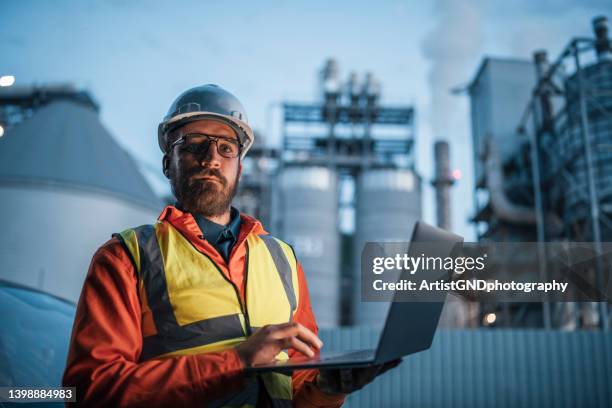 retrato de un ingeniero exitoso durante el trabajo en una planta de energía. - oil industry fotografías e imágenes de stock