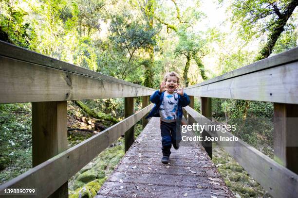 toddler boy running towards camera - nähern stock-fotos und bilder