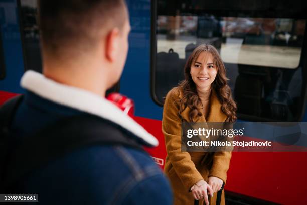 lindo casal abraçando após longa viagem - long distance relationship - fotografias e filmes do acervo