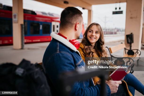 relacionamento à distância, casal na estação de trem - long distance relationship - fotografias e filmes do acervo