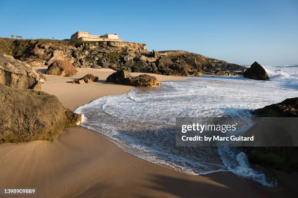 pessegueiro beach and forte de nossa senhora da queimada along the rota vicentina near the seaside village of porto covo in southwest portugal - distrikt setúbal stock-fotos und bilder