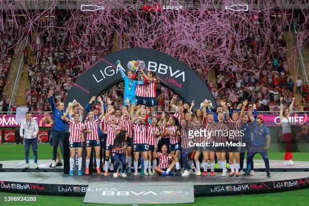 Blanca Félix, Alicia Cervantes and Christian Jaramillo of Chivas lift the champion trophy after the final second leg match between Chivas and Pachuca...